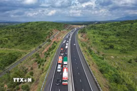 Các phương tiện di chuyển trên tuyến cao tốc Phan Thiết-Dầu Giây. (Ảnh: Lê Xuân/TTXVN)