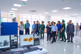 Đoàn công tác hai nước khảo sát hệ thống điều hành, giám sát tại khu vực cửa khẩu quốc tế Tân Nam, tỉnh Tây Ninh. (Ảnh: Minh Phú/TTXVN)