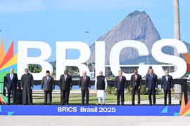 Đại diện các nước BRICS chụp ảnh chung tại Hội nghị thượng đỉnh BRICS ở Rio de Janeiro, Brazil, ngày 6/7/2025. (Ảnh: THX/TTXVN)