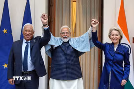 Thủ tướng Ấn Độ Narendra Modi, Chủ tịch Ủy ban châu Âu Ursula von der Leyen và Chủ tịch Hội đồng châu Âu Antonio Costa tại cuộc gặp ở New Delhi, ngày 27/1/2026. (Nguồn: ANI/TTXVN)