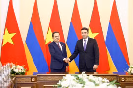 Chủ tịch Quốc hội Trần Thanh Mẫn và Chủ tịch Quốc hội Armenia Alen Simonyan chụp ảnh chung. (Ảnh: Doãn Tấn/TTXVN)