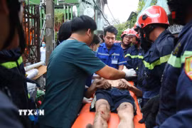 Nạn nhân được cứu nạn kịp thời. (Ảnh: TTXVN phát)
