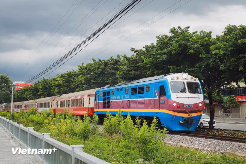 “Đoàn tàu chuyên biệt” chuyên chở các y, bác sỹ Bệnh viện Bạch Mai làm việc tại cơ sở Ninh Bình. (Ảnh: PV/Vietnam+)