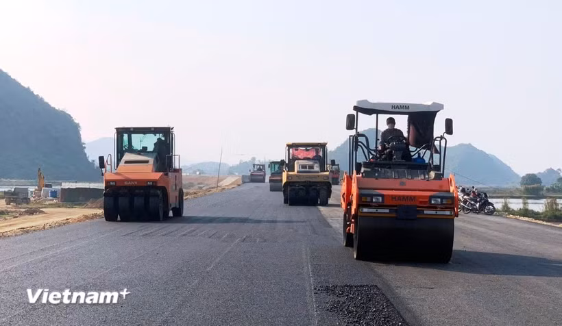 Nhà thầu thi công thảm nhựa mặt đường một dự án thành phần cao tốc. (Ảnh: Việt Hùng/Vietnam+)