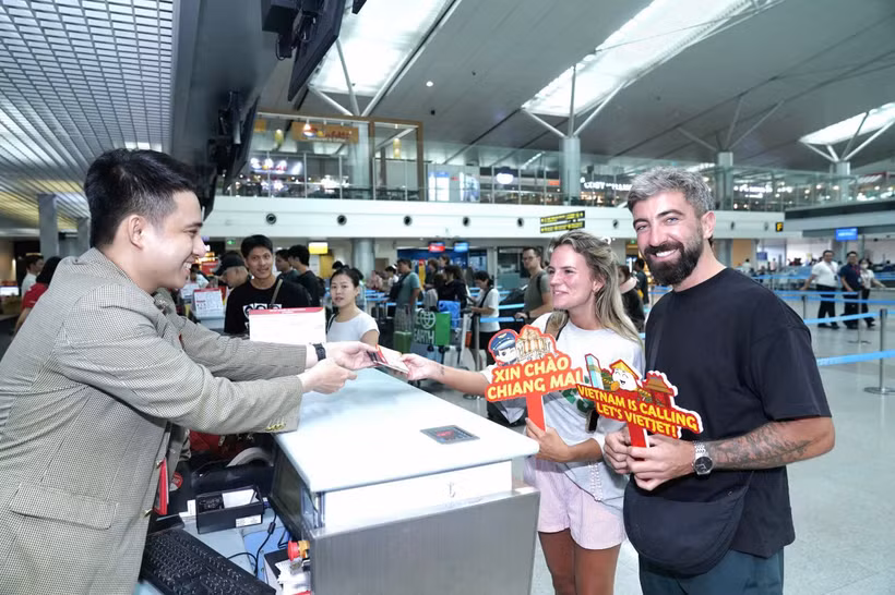 Hành khách làm thủ tục lên chuyến bay khai trương từ Thành phố Hồ Chí Minh đến Chiang Mai (Thái Lan) của Vietjet. (Ảnh: PV/Vietnam+)