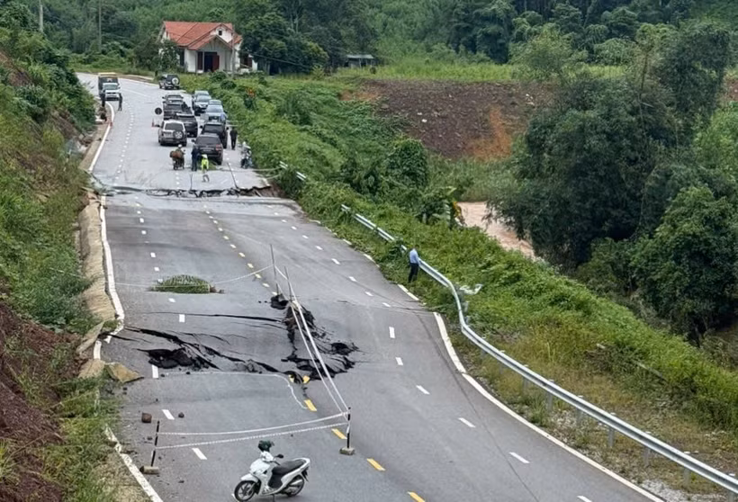 Một vị trí đường bị sụt lún do ảnh hưởng của mưa lớn sau cơn bão số 4. (Ảnh: Cục Đường bộ Việt Nam cung cấp)