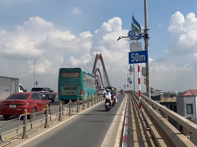 Hệ thống biển báo khoảng cách an toàn cho phương tiện đi lại trên cầu Nhật Tân. (Ảnh: PV/Vietnam+)