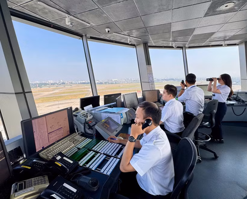 Kíp trực điều hành bay tại Đài kiểm soát không lưu Tân Sơn Nhất. (Ảnh: PV/Vietnam+)