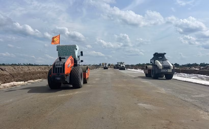Nhà thầu thi công hạng mục nền đường tại một dự án đường bộ cao tốc. (Ảnh: PV/Vietnam+)