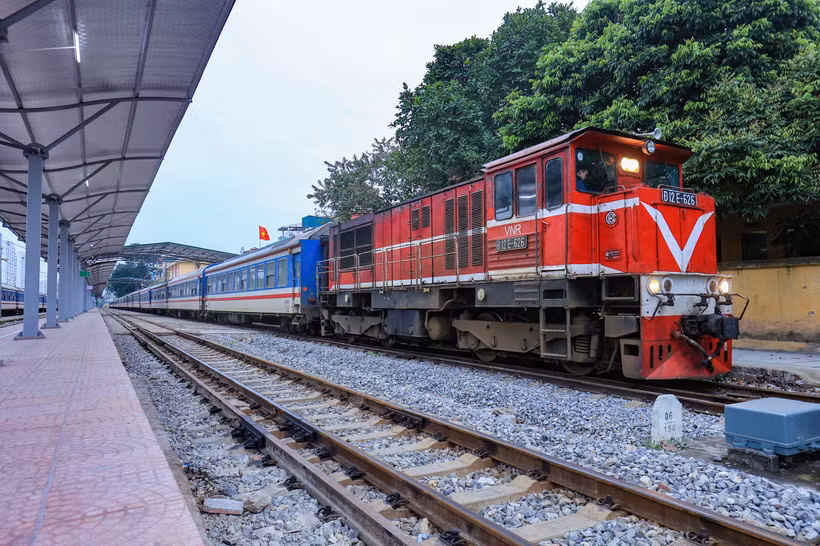 Một đoàn tàu chở khách của Tập đoàn Đường sắt quốc gia Việt Nam. (Ảnh: Việt Hùng/Vietnam+)