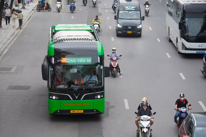 Một tuyến xe buýt điện của Tổng công ty Vận tải Hà Nội đang được vận hành, khai thác. (Ảnh: PV/Vietnam+)