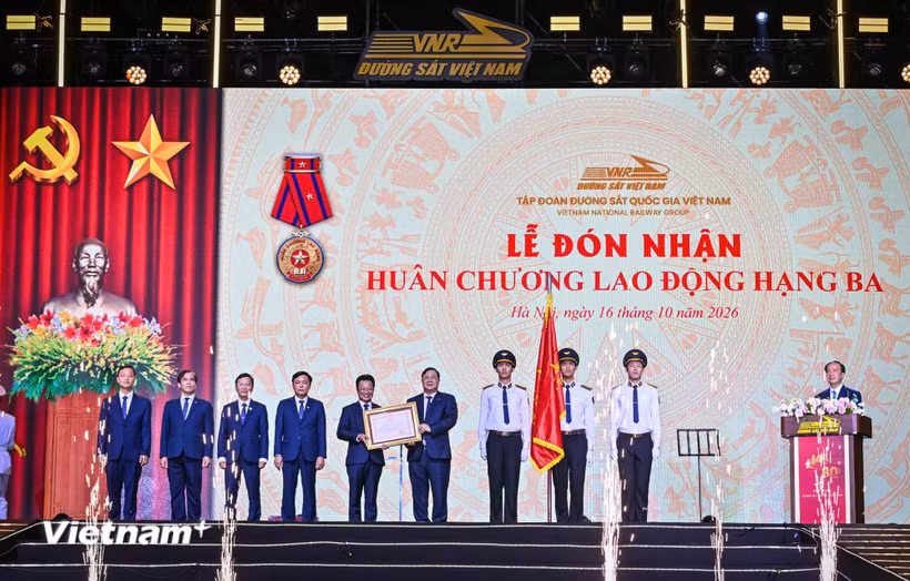 Phó Thủ tướng Thường trực Chính phủ Phạm Gia Túc trao Huân chương Lao động hạng Ba cho Tập đoàn Đường sắt Quốc gia Việt Nam. (Ảnh: Việt Hùng/Vietnam+)
