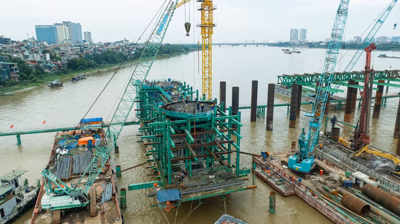 Dự án cầu Trần Hưng Đạo đang được chủ đầu tư và nhà thầu đẩy nhanh tiến độ thi công. (Ảnh: PV/Vietnam+)