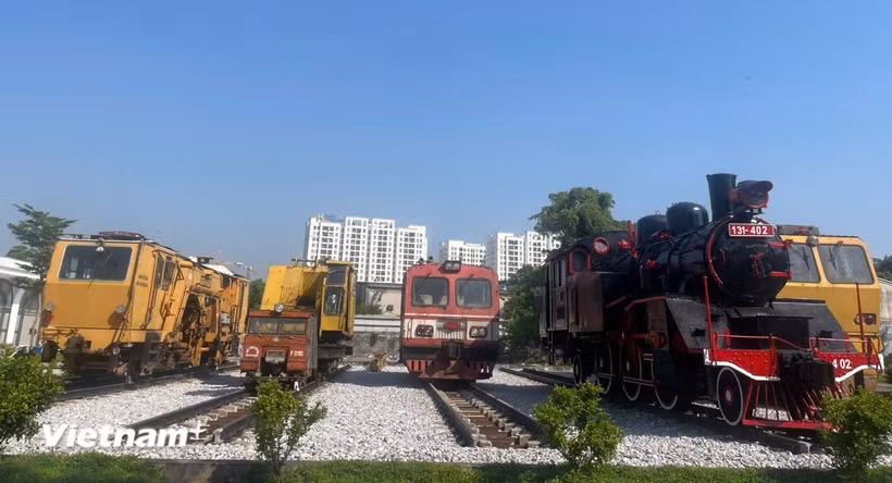 Những toa tàu lịch sử gắn liền qua từng thời kỳ của Tập đoàn Đường sắt quốc gia Việt Nam. (Ảnh: Việt Hùng/Vietnam+)