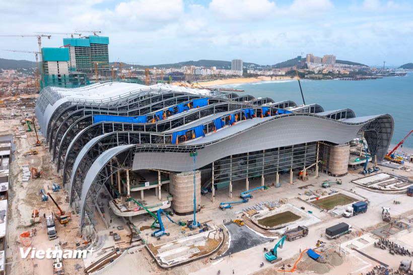 Các đại dự án APEC tại Phú Quốc đang được chủ đầu tư và nhà thầu nỗ lực tăng tốc thi công. (Ảnh: PV/Vietnam+)