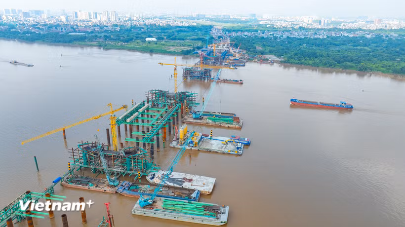Dự án cầu Trần Hưng Đạo vượt sông Hồng đang dần lộ diện. (Ảnh: PV/Vietnam+)