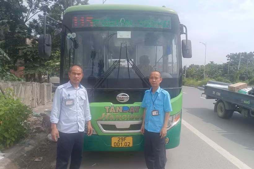 Hai nhân viên xe buýt tuyến số 115 đã kịp thời đưa người bị tai nạn giao thông trên đường đi cấp cứu. (Ảnh: PV/Vietnam+)