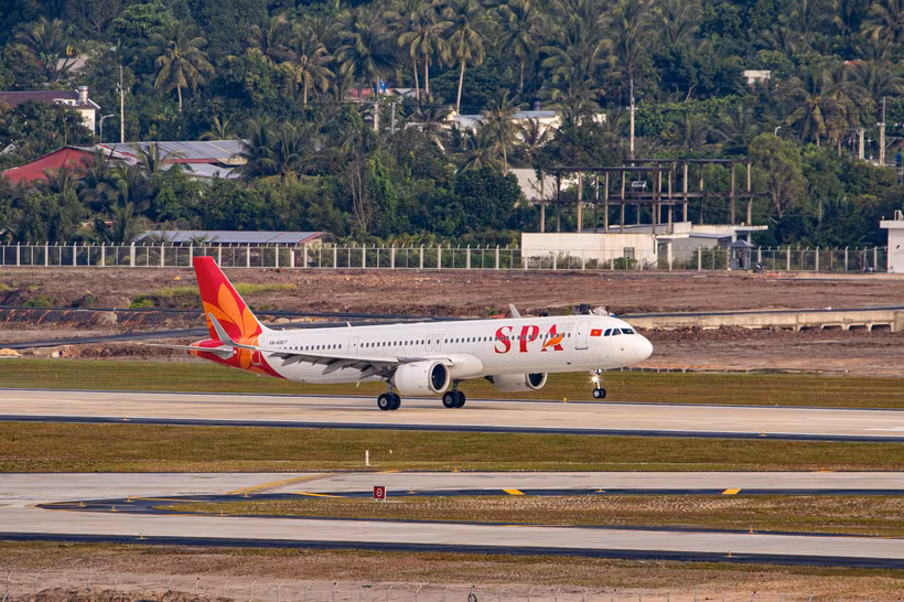 Chuyến bay SPQ1955 của Sun PhuQuoc Airways là chuyến bay thương mại đầu tiên trên đường cất, hạ cánh mới tại Cảng Hàng không Phú Quốc. (Ảnh: PV/Vietnam+)