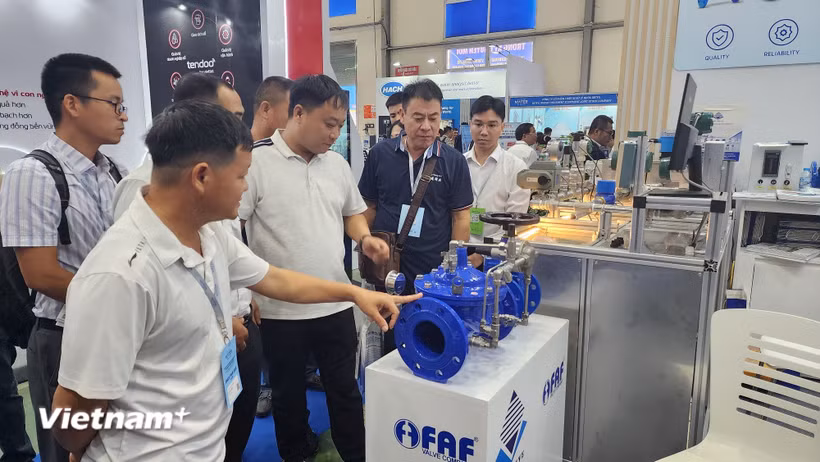Đại biểu, khách mời và người dân tham quan khu triển lãm tại Tuần lễ ngành Nước Việt Nam 2026. (Ảnh: Việt Hùng/Vietnam+)