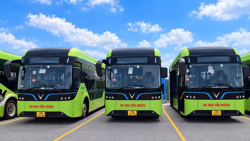 Xí nghiệp Xe buýt Cầu Bươu thay thế hàng loạt phương tiện diesel sang chạy bằng xe điện. (Ảnh: PV/Vietnam+)