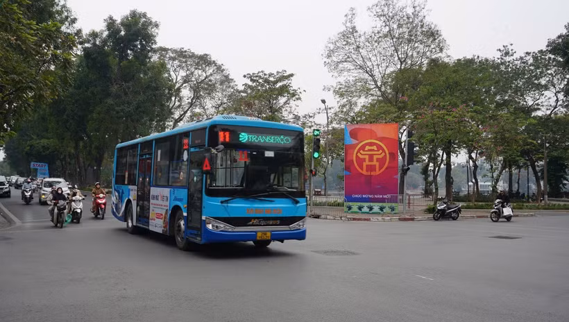 Hà Nội đặt mục tiêu cơ bản hoàn thành chuyển đổi xe buýt điện vào năm 2030. (Ảnh: Việt Hùng/Vietnam+)