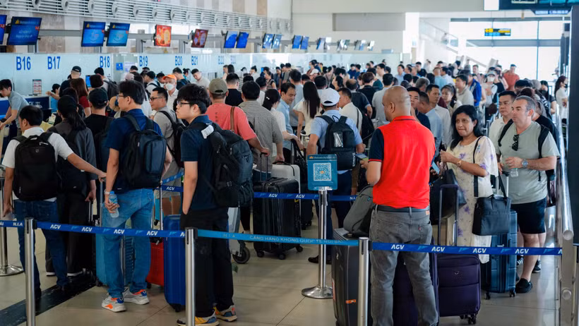 Hành khách làm thủ tục chuyến bay tại Cảng Hàng không quốc tế Nội Bài. (Ảnh: Phan Công/Vietnam+)