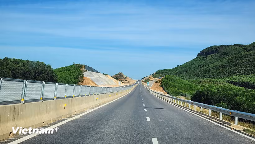 Dự án cao tốc Vũng Áng-Bùng sẽ được thông tuyến vào dịp 19/8. (Ảnh: Việt Hùng/Vietnam+)