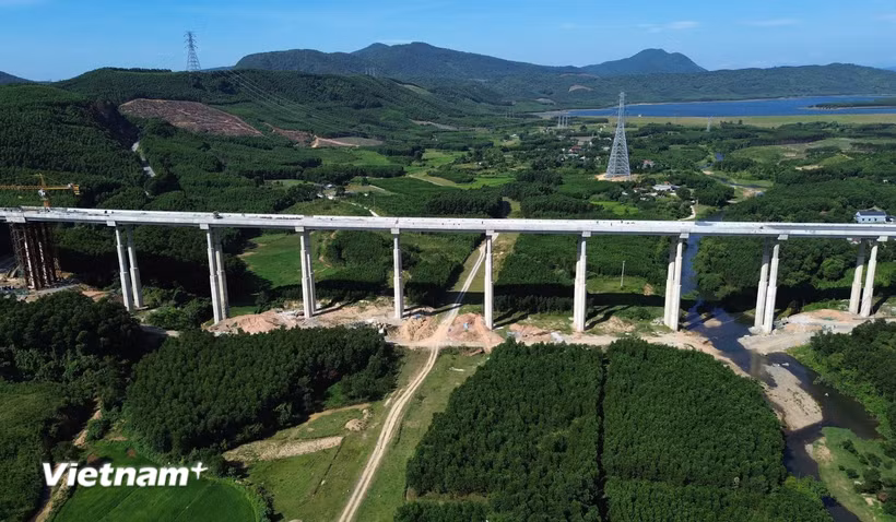 Cầu Kỳ Lộ có chiều dài hơn 1.800m trên tuyến cao tốc Quy Nhơn-Chí Thạnh. (Ảnh: Khánh Hùng/Vietnam+)