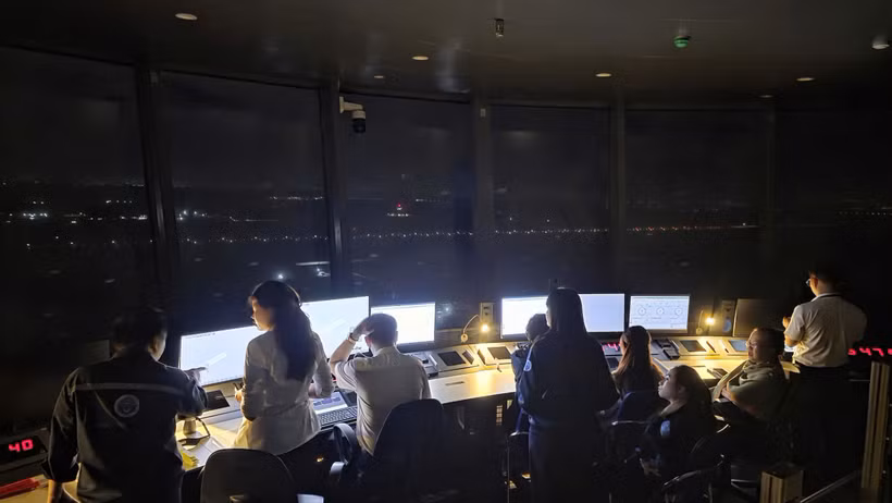 Kíp trực điều hành các bài bay kiểm tra, hiệu chuẩn tại Sân bay quốc tế Long Thành. (Ảnh: PV/Vietnam+)