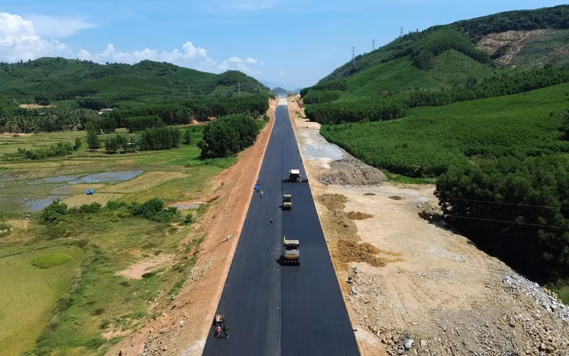 Nhà thầu thi công thảm bêtông nhựa nền đường Dự án cao tốc Quy Nhơn-Chí Thạnh. (Ảnh: Khánh Hùng/Vietnam+)