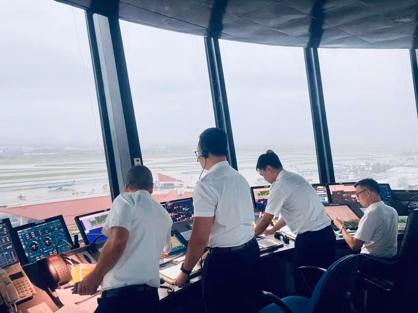 Kíp trực điều hành bay tại Cảng Hàng không quốc tế Nội Bài. (Ảnh: PV/Vietnam+)