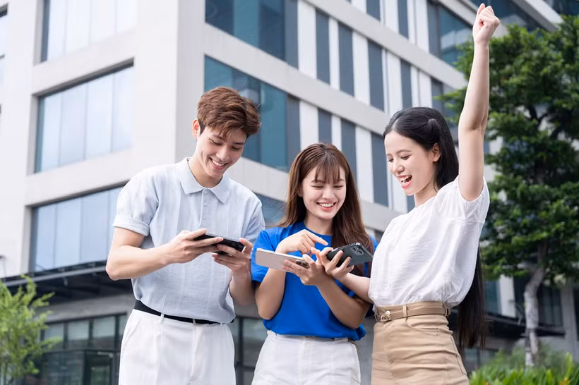 Học sinh, sinh viên có cơ hội săn học bổng 100 triệu đồng, iPhone 17 Pro, laptop HP cùng hàng trăm nghìn phần quà công nghệ và giải trí. (Ảnh: PV/Vietnam+)