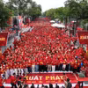 Biển người nhuộm đỏ khu vực phố đi bộ Hồ Hoàn Kiếm. (Ảnh: CTV/Vietnam+)