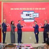Các đại biểu cùng bấm nút khai trương Báo Nhân Dân điện tử tiếng Hàn Quốc, đánh dấu mốc ấn phẩm điện tử tiếng nước ngoài thứ 6 của Báo Nhân Dân chính thức hòa mạng internet. (Ảnh: PV/Vietnam+)