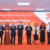 Phó Thủ tướng Mai Văn Chính và đại biểu thực hiện nghi thức khai trương Trung tâm báo chí triển lãm. (Ảnh: Minh Quyết/TTXVN)