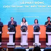 Các đại biểu thực hiện nghi thức phát động Cuộc thi sáng tác mẫu biểu trưng và bộ nhận diện hình ảnh APEC Việt Nam 2027. (Ảnh: Phạm Tuấn Anh/TTXVN)