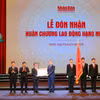 Tổng Bí thư Tô Lâm thay mặt Lãnh đạo Đảng và Nhà nước trao Huân chương Lao động hạng Nhất tặng Báo Nhân Dân. (Ảnh:CTV/Vietnam+)