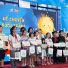 Ban Tổ chức trao giải cho các tác giả nhí. (Ảnh: Minh Thu/Vietnam+)