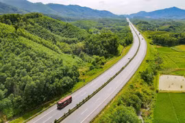 Phương tiện lưu thông trên tuyến cao tốc Nội Bài-Lào Cai. (Ảnh: PV/Vietnam+)