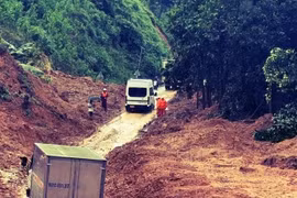 Đèo Lò Xo thông tuyến sau nhiều ngày đêm lực lượng đường bộ dọn dẹp sạt lở đất đá đổ chắn xuống đường. (Ảnh: Khu Quản lý đường bộ III cung cấp)
