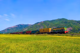 Đoàn tàu vận chuyển hàng hóa container của Tổng công ty Đường sắt Việt Nam. (Ảnh: PV/Vietnam+)