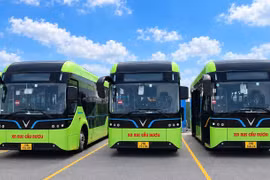 Xí nghiệp Xe buýt Cầu Bươu thay thế hàng loạt phương tiện diesel sang chạy bằng xe điện. (Ảnh: PV/Vietnam+)
