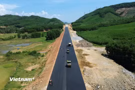 Nhà thầu thi công thảm bê tông nhựa nền đường Dự án cao tốc Quy Nhơn-Chí Thạnh. (Ảnh: Khánh Hùng/Vietnam+)