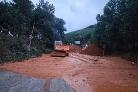 Các đơn vị quản lý đường bộ đã huy động tối đa nhân lực, thiết bị, phương tiện cơ giới, vật tư dự phòng, tập trung thông tuyến đường bị sạt lở do mưa lũ. (Ảnh: PV/Vietnam+)