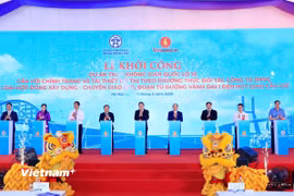 Các đại biểu nhấn nút khởi công Dự án trục không gian Quốc lộ 1A gắn với chỉnh trang và tái thiết đô thị đoạn từ đường Vành đai 1 đến nút giao Cầu Giẽ. (Ảnh: Việt Hùng/Vietnam+)