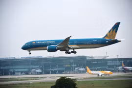 Máy bay của Vietnam Airlines chuẩn bị hạ cánh tại Sân bay Quốc tế Nội Bài. (Ảnh: PV/Vietnam+)