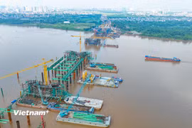 Dự án cầu Trần Hưng Đạo vượt sông Hồng đang dần lộ diện. (Ảnh: PV/Vietnam+)