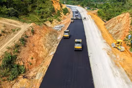 Nhà thầu thi công thảm bê tông nhựa nền đường Dự án cao tốc Hữu Nghị-Chi Lăng. (Ảnh: PV/Vietnam+)