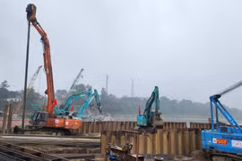 Nhà thầu Tổng công ty Xây dựng Trường Sơn thi công hạng mục cọc khoan nhồi tại Dự án cầu Phong Châu mới. (Ảnh: Việt Hùng/Vietnam+)