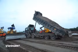 Nguồn vật liệu cát đắp nền đường vẫn đang thiếu hụt ở nhiều dự án cao tốc đang triển khai thi công. (Ảnh: Việt Hùng/Vietnam+)